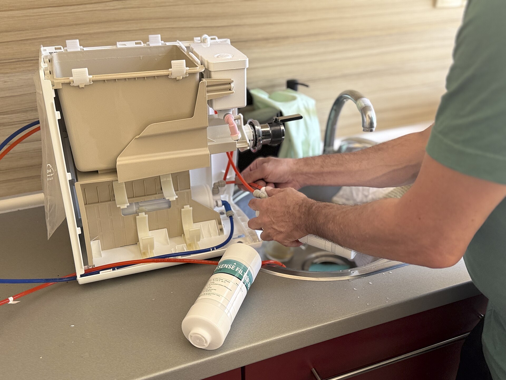 Técnico reparando un electrodoméstico