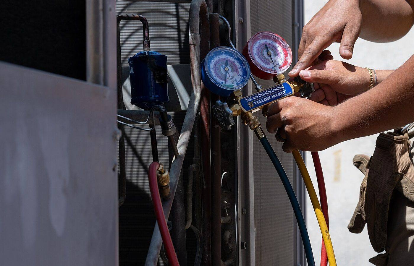 Manómetros de refrigeración conectados a un equipo